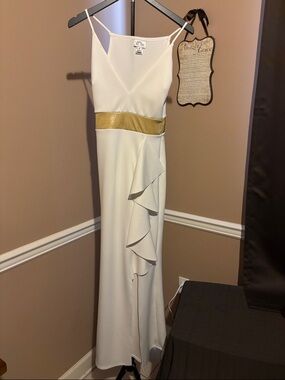 Elegant off-white golden waist, ruffled prom dress